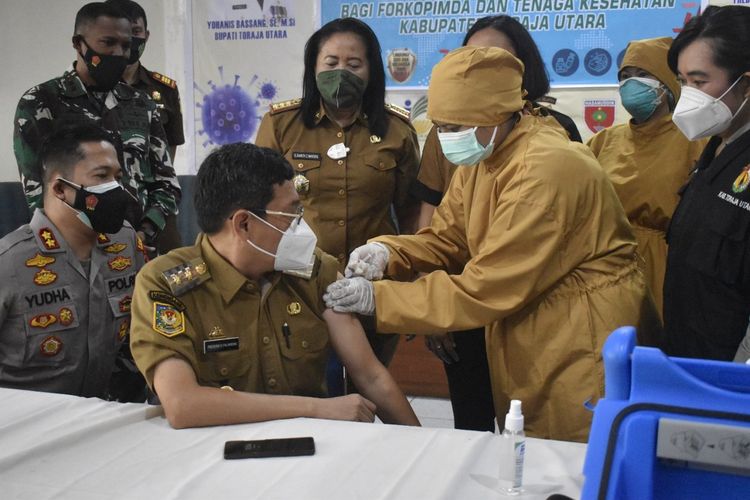 Wakil Bupati Toraja Utara, Frederik V Palimbong mendapat suntikan vaksin tahap ketiga Moderna di lantai 2 kantor Bupati Toraja Utara, Sulawesi Selatanpada Selasa (10/8/2021) lalu.