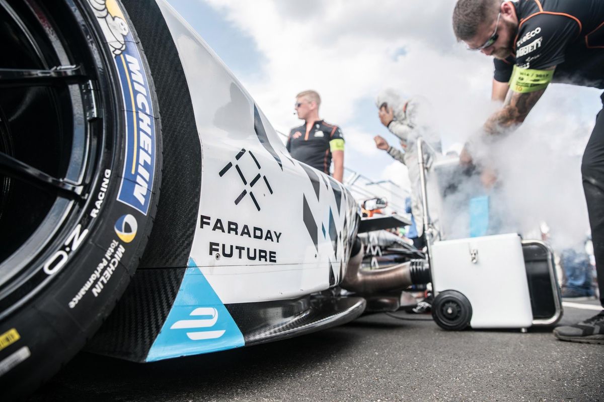 Mobil balap listrik Formula E didinginkan menggunakan biang es atau dry ice.
