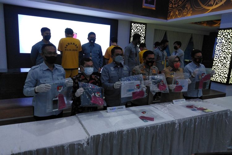 Polisi tengah melakukan konferensi pers jasa pembuatan sertifikat Vaksinasi Ilegal di Mapolda Jabar dengan memperlihatkan barang bukti dan empat pelakunya, Selasa (14/9/2021).