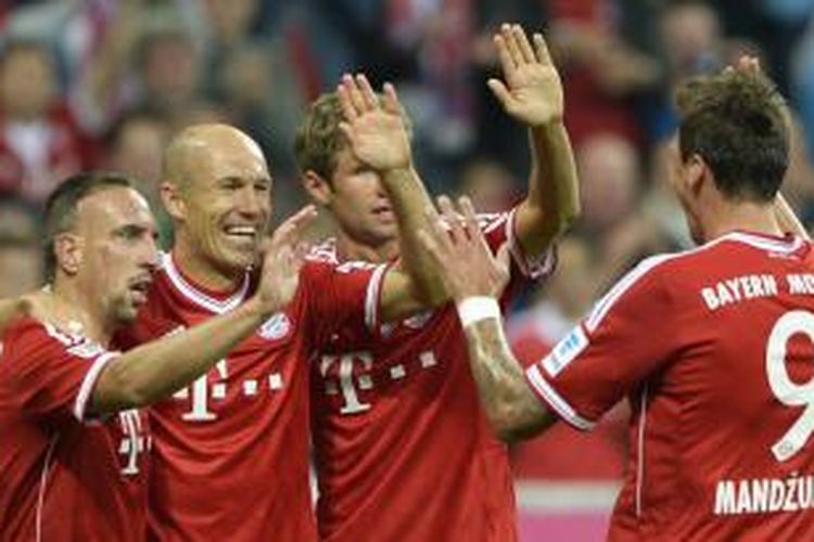Dari kiri ke kanan: Gelandang Bayern Muenchen Franck Ribery, Arjen Robben, striker Thomas Mueller dan Mario Mandzukic merayakan gol kedua Bayern ke gawang Borussia Moenchengladbach pada pekan pertama Bundesliga, Jumat (9/8/2013). Bayern taklukkan tuan rumah 3-1.
