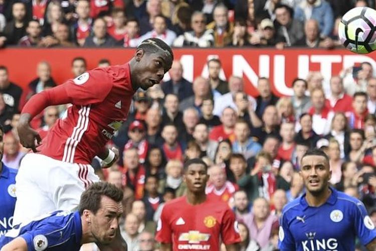 Gelandang Manchester United, Paul Pogba, melepaskan sundulan yang berujung gol ke gawang Leicester City, di Stadion Old Trafford, Sabtu (24/9/2016).