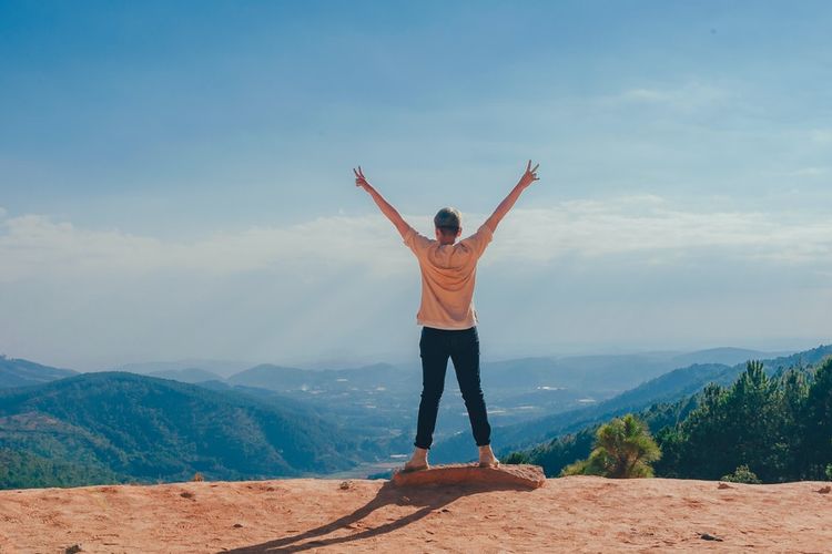 Tidak terobsesi mengejar kebahagiaan adalah salah satu cara menguatkan mental.