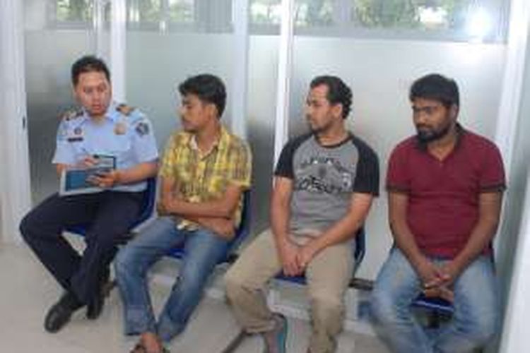 Petugas sedang mendata tiga dari empat imigran asal Banglades di Kantor Imigrasi Sukabumi, Jawa Barat, Selasa (28/6/2016). 