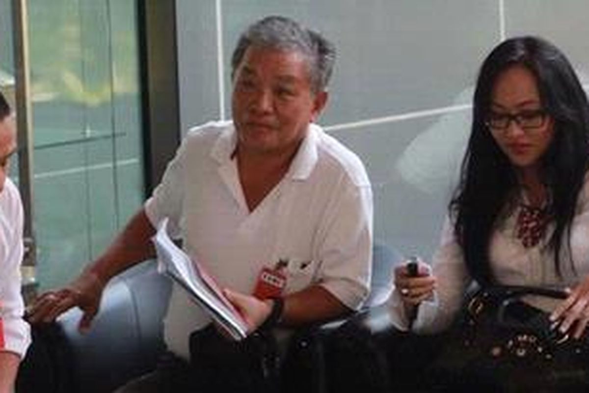 Angelina Sondakh ke KPK -Komisi Pemberantasan Korupsi (KPK), Jumat (27/4/2012) kembali memeriksa anggota DPR dari Partai Demokrat, Angelina Sondakh sebagai tersangka kasus dugaan suap proyek Kementerian Pemuda dan Olahraga dan Kementerian Pendidikan dan Kebudayaan pada 2011. Anggie datang bersama Profesor Lucky Sondakh (tengah), ayah Angelina Sondakh, dan adik almarhum Adjie Massaid, Mudji Massaid (kiri)