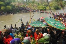 Wujud Syukur Ribuan Warga Seberangi Sungai dalam Tradisi Asrah Batin