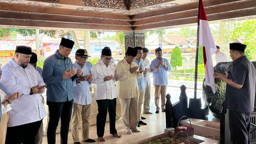 Prabowo Ziarah ke Makam Bung Karno Didampingi AHY