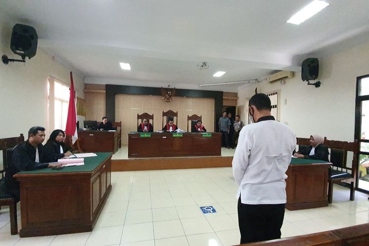 Terdakwa Agus Ariyono saat mendengarkan vonis mati majelis Hakim PN Wonosari, Gunungkidul, DI Yogyakarta. Selasa (16/5/2023)