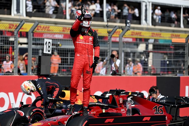 Pebalap Ferrari, Charles Leclerc, merayakan pole position yang berhasil ia dapatkan pada sesi kualifikasi F1 GP Perancis, Sabtu (23/7/2022).