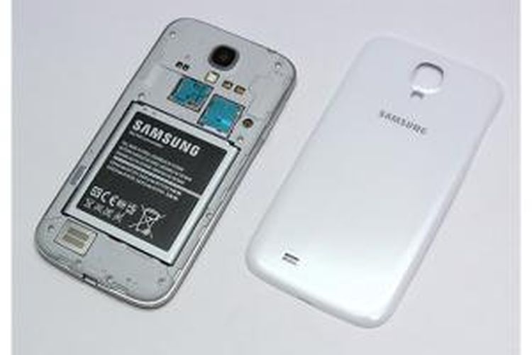 Cover belakang Galaxy S4 dapat dibuka untuk mengakses baterai, slot micro SIM, dan slot micro-SD