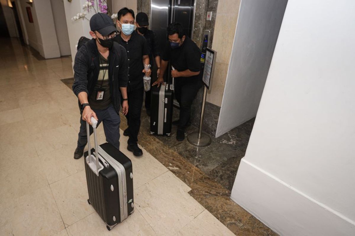 Penyidik dari Komisi Pemberantasan Korupsi (KPK) membawa koper usai melakukan penggeledahan di Kantor Gubernur Jawa Timur, Surabaya, Jawa Timur, Rabu (21/12/2022). KPK melakukan penggeledahan di Kantor Gubernur Jawa Timur pascapenangkapan Wakil Ketua DPRD Jawa Timur 2019-2024 Sahat Tua Simanjuntak dalam kasus dugaan tindak pidana korupsi berupa suap pengelolaan dana hibah Provinsi Jawa Timur. ANTARA FOTO/Rizal Hanafi/YU 