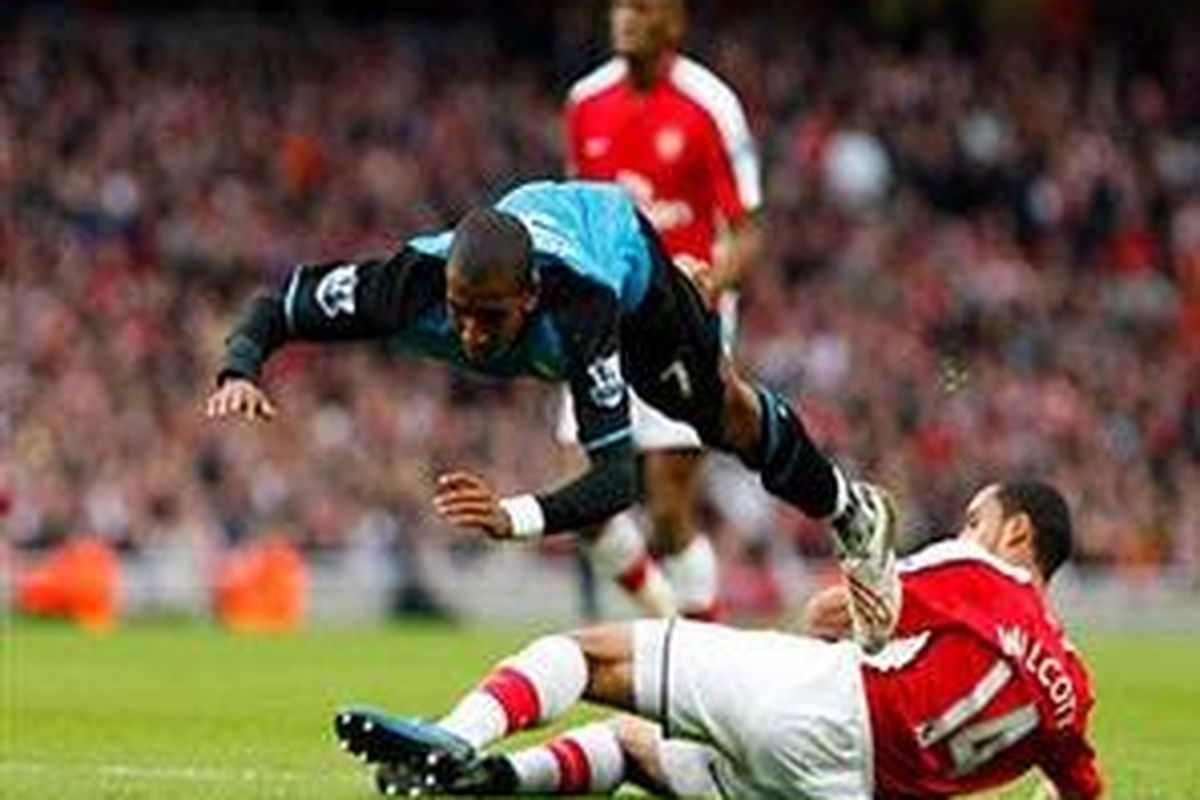 Ashley Young terjatuh setelah diadang oleh Theo Walcott. Pelanggaran itu mengakibatkan hukuman penalti bagi Arsenal, tapi Young gagal menyarangkan bola dari titik putih.