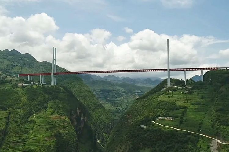 Jembatan Duge Beipanjiang di China sepanjang 565 meter yang menjadikan jembatan tersebut tertinggi di dunia.