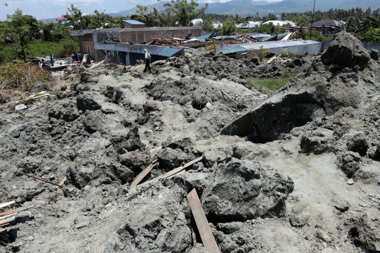 Warga Kelurahan Petobo, Kecamatan Palu Selatan, Kota Palu, Sulawesi Tengah, mengangkuti barang yang masih bisa diselamatkan dari rumah-rumah mereka yang terendam lumpur yang keluar dari perut bumi pasca-gempa bermagnitudo 7,4.
