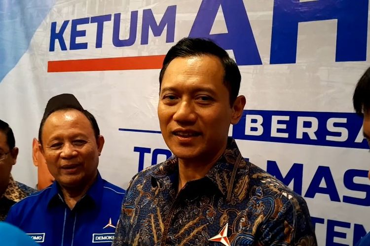   Ketua Umum Partai Demokrat, Agus Harimurti Yudhoyono (AHY) usai menghadiri silaturahmi dengan tokoh masyarakat di Hotel Amantis Kabupaten Demak, Selasa (16/1/2024) malam. (KOMPAS.COM/NUR ZAIDI) 