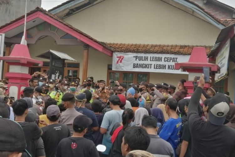 Ratusan warga Desa Cilongok, Kecamatan Cilongok, Kabupaten Banyumas, Jawa Tengah, kembali menggelar unjuk rasa untuk yang kedua kalinya di balai desa setempat, Jumat (30/9/2022).
