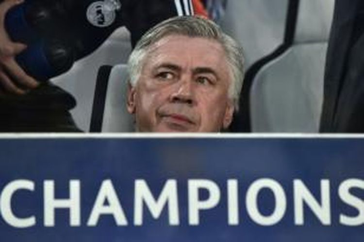 Ekspresi pelatih Real Madrid, Carlo Ancelotti, saat menyaksikan anak asuhnya tampil pada pertandingan pertama semifinal Liga Champions melawan Juventus, di Stadion Juventus, Selas a(5/5/2015). 