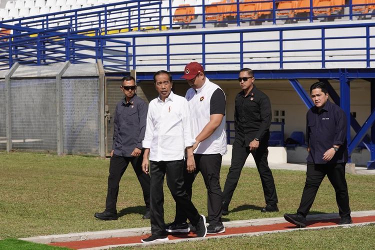 Presiden RI, Joko Widodo, bersama Ketua Umum PSSI, Erick Thohir, dan Menpora, Dito Ariotedjo, saat mengunjungi Stadion Si Jalak Harupat, kabupaten Bandung, Jawa Barat, Rabu (12/7/2023). Terkini, Joko Widodo menyampaikan empat pesan penting untuk sepak bola Indonesia.