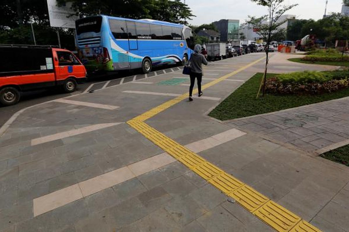 Warga berjalan di trotoar Jalan Jatibaru Raya, Tanah Abang, Jakarta Pusat, Rabu (23/11/2016). Lahan tersebut merupakan taman yang menjadi bagian dari proyek pelebaran trotoar di kawasan Tanah Abang, tepatnya di Jalan Jatibaru Raya.