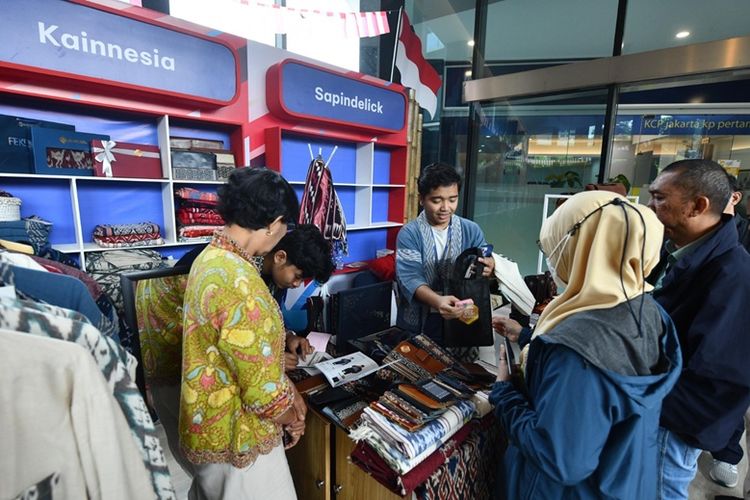 Antusiasme pengunjung melihat produk-produk unggulan UMKM binaan Pertamina pada Pertamina SMEXPO Merah Putih 2025, di Grha Pertamina, Jakarta. SMEXPO Merah Putih menandai dimulainya rangkaian program SMEXPO Pertamina 2025 di beberapa kota di Indonesia, hingga November 2025.