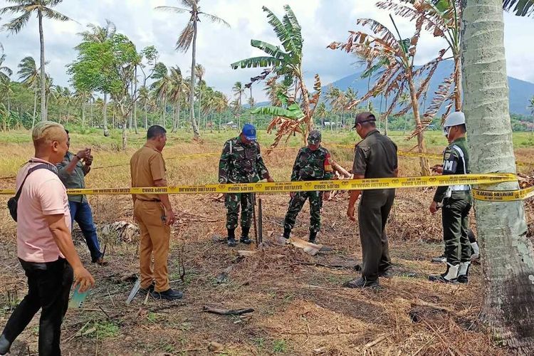 Pemeriksaan benda diduga granat di lahan perkebunan warga di Lampung Selatan, Rabu (2/11/2022).