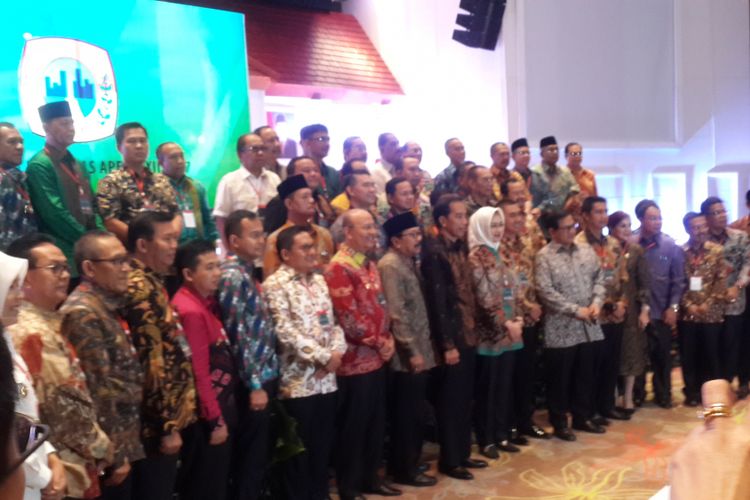 Presiden Joko Widodo dan Gubernur Jawa Timur Soekarwo serta Ketua Apeksi Airin Rachmi Diany saat berfoto bersama wali kota dalam Rakernas ke-XII Apeksi, Kamis (20/7/2017) di Hotel Savana Kota Malang