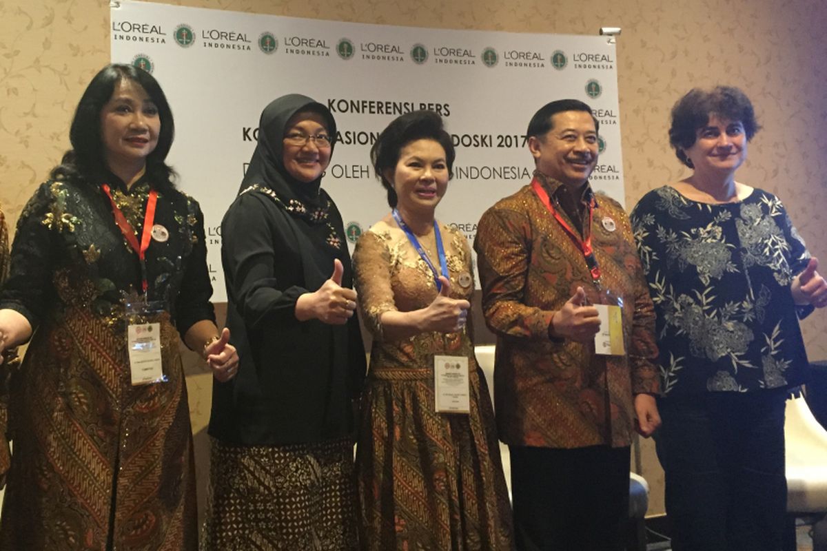 Kanan-kiri: Maya Krasteva MD, PhD; Dr Syarief Hidayat, SpKK, FINSDV, FAADV; Dr Sri Ellyani, SpKK, FINSDV, FAADV; Dewi Rijah Sari