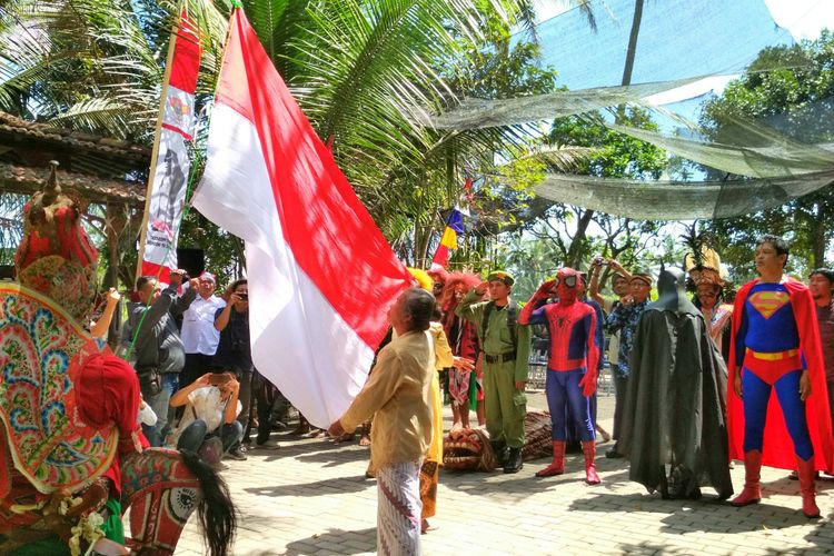 Upacara HUT ke-72 Kemerdekaan RI ala seniman di Limanjawi Art House,  Borobudur,  Kabupaten Magelang,  Kamis (17/8/2017)