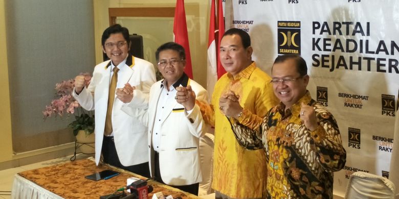 Sekjen PKS Mustafa Kamal, Presiden PKS Sohibul Iman, Ketua Umum Partai Berkarya Hutomo Mandala Putra dan Sekjen Partai Berkarya Priyo Budi Santoso berfoto bersama seusai pertemuan tertutup di DPP PKS, Jalan TB Simatupang, Jakarta Selatan, Selasa (19/11/2019).