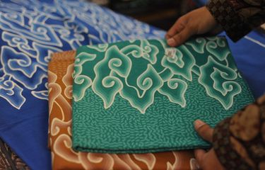 Batik motif megamendung asal Cirebon.