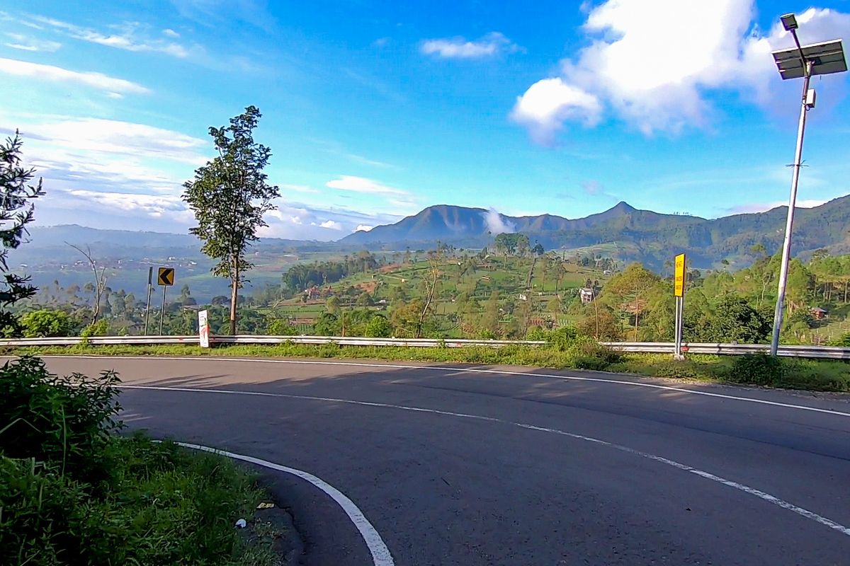 Indahnya Jalan lintas Cemara Sewu-Magetan, Jawa Timur.