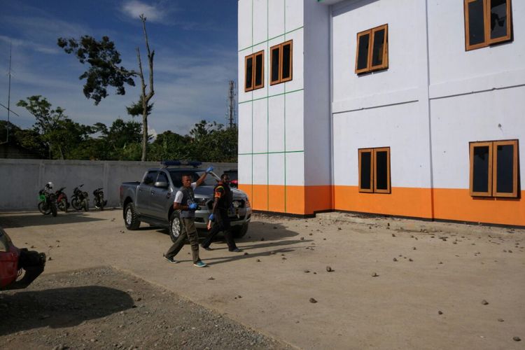 Kantor KPUD Jayawijaya,  Papua, terlihat dalam kondisi rusak setelah di rusak massa