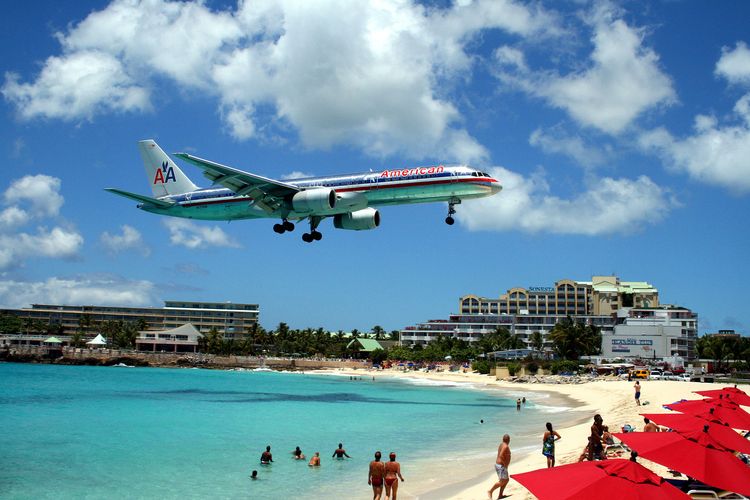 Pantai Maho yang berada di dekat Bandara Internasional Princess Juliana di Pulau Saint Martin, Sint Maarten. Lokasi ini dikenal karena pantai yang begitu dekat dengan pesawat ketika mendarat.