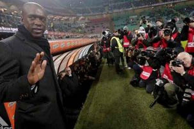 Pelatih AC Milan Clarence Seedorf (kiri) berpose jelang pertandingan Serie-A melawan Verona di San Siro, 19 Januari 2014.