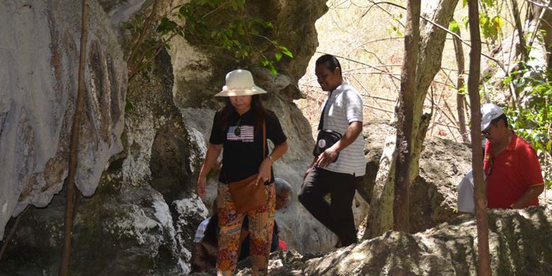 Wisatawan di Goa Watu Cermin, Desa Batu Cermin, Kecamatan Komodo, Manggarai Barat, Flores, Nusa Tenggara Timur, Selasa (24/10/2017).