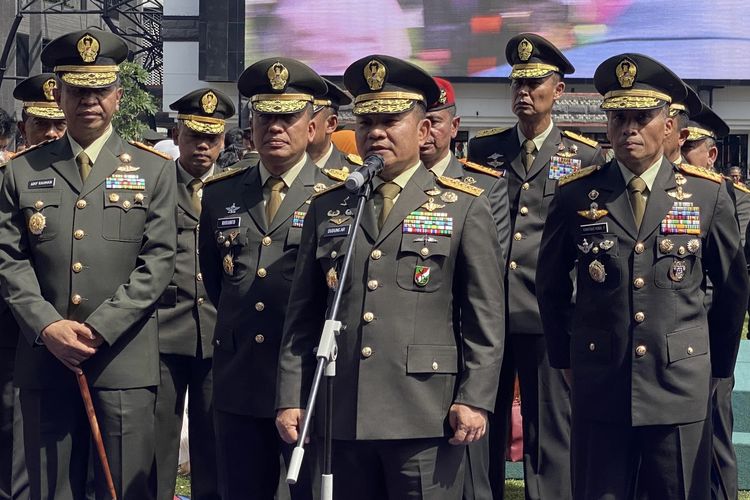 Kepala Staf Angkatan Darat (KSAD) Jenderal Dudung Abdurachman usai memberikan pembekalan kepada 292 perwira remaja lulusan Akademi Militer (Akmil) 2022 di Mabesad, Jakarta, Kamis (14/7/2022).