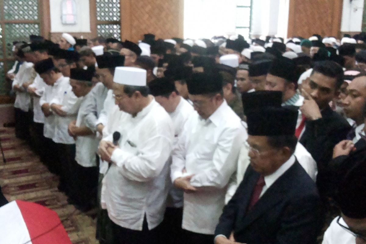 Ibadah shalat jenazah mantan Ketua Umum PBNU Kiai Haji Hasyim Muzadi dilangsungkan di Masjid Pondok Pesantren Al Hikam, Kukusan, Beji, Depok, Kamis (16/3/2017) sore.  Shalat jenazah dipimpin mantan Menteri Agama Said Agil Al Munawar. Wakil Presiden Jusuf Kalla ikut serta menjadi makmum dalam shalat jenazah yang dilangsungkan sekitar pukul 16.40.