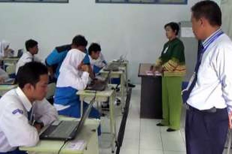Pelaksanaan UNBK menggunakan laptop pribadi di SMP Muhammadiyah 12 GKB Gresik, Rabu (11/5/2016).