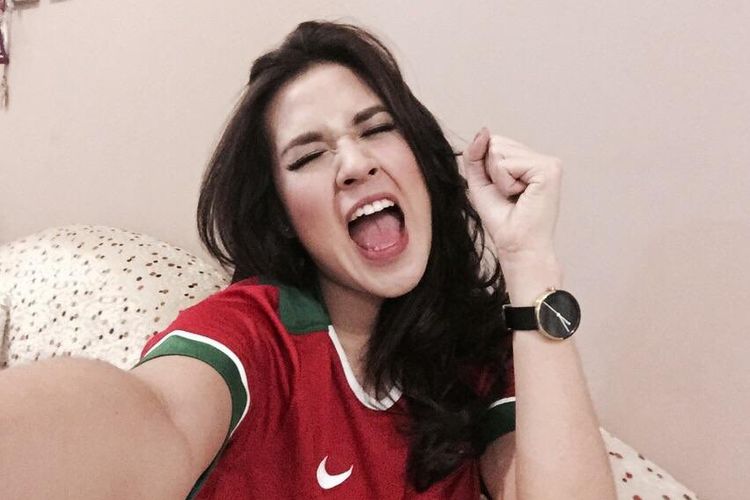 Penyanyi Raisa dikirim jersey terbaru Timnas Indonesia oleh PSSI.
