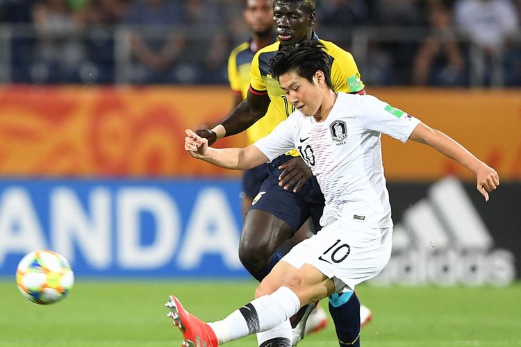 Pemain Korea Selatan Lee Kang-in berebut bola dengan pemain Ekuador Sergio Quintero selama pertandingan sepak bola semifinal U20 Ekuador melawan Korea Selatan di Lublin, Polandia, pada 11 Juni 2019.