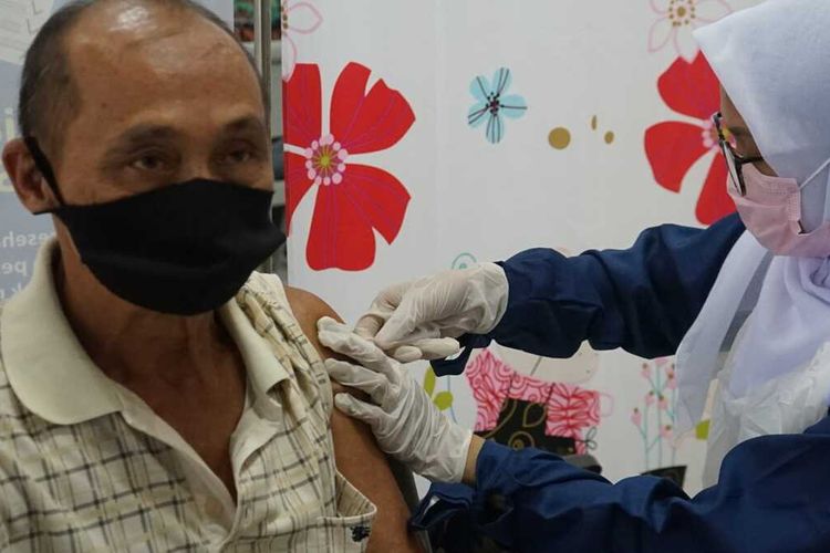 Vaksin booster atau penguat yang diberikan kepada lansia berlangsung di Puskesmas 5 Ilir Palembang, Sumatera Selatan, Kamis (13/1/2022).