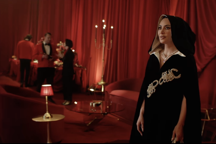 Kim Kardashian Tiru Jubah Elizabeth Taylor 1969 di All’s Fair Musim 2