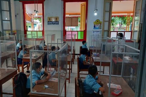 Cerita Hari Pertama Sekolah Tatap Muka, Siswa Bingung Cari Kelas hingga Seragam Kekecilan