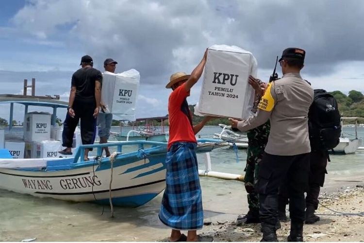 proses perjalanan distribusi logistik pemilu 2024 di Desa Gili Gede, Lombok Barat