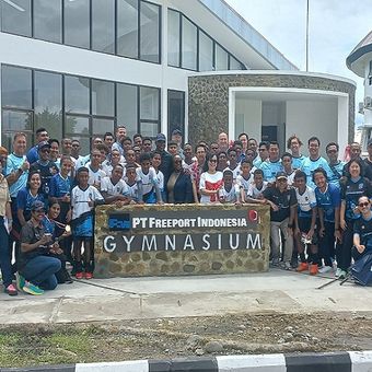 PT Freeport Indonesia (PTFI) saat meresmikan fasilitas olahraga baru di Mimika Sport Complex (MSC) di Kabupaten Mimika, Papua Tengah, berupa gymnasium atau gedung olahraga dan lapangan sepak bola sintesis berukuran 105 meter (m) x 52 m.