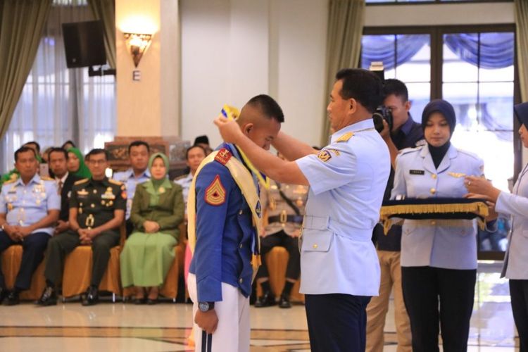 Kepala Staf Angkatan Udara Marsekal TNI Yuyu Sutisna mewisuda lulusan terbaik AAU, Kamis (20/6/2019).