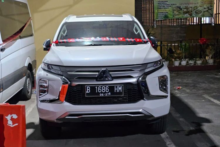 Mobil Mitsubishi Pajero Sport berwarna putih milik Eks Menteri Pertanian Syahrul Yasin Limpo yang ditemukan KPK di lahan kosong Kota Makassar.