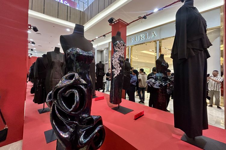 Koleksi gaun karya 25 desainer Indonesia yang dipamerkan di instalasi GAYA: ARCHIVE dalam rangkaian Senayan City Fashion Nation 19th Edition di Senayan City, Jakarta Pusat, Jumat (19/9/2025).