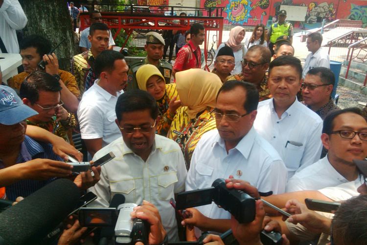 Mensos Idrus Marham (kiri) bersama Menhub Budi Karya Sumadi dalam acara dialog nasional 9 Indonesia Maju di Sragen, Jawa Tengah, Sabtu (31/3/2018)