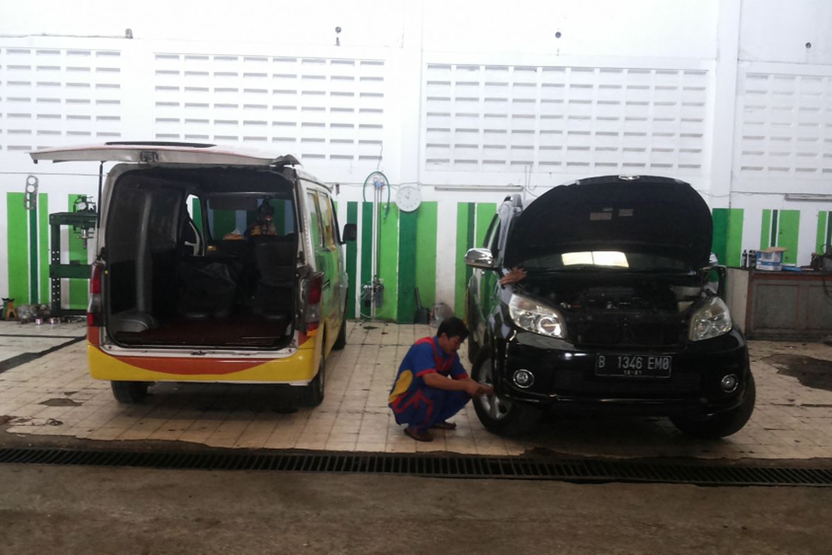 Suasana di bengkel Sumber Motor di Kalimulya, Depok pada Kamis (21/12/2017). Jelang libur akhir tahun, banyak pemilik mobil yang mengecek kendaraannya ke bengkel untuk persiapan digunakan ke luar kota.