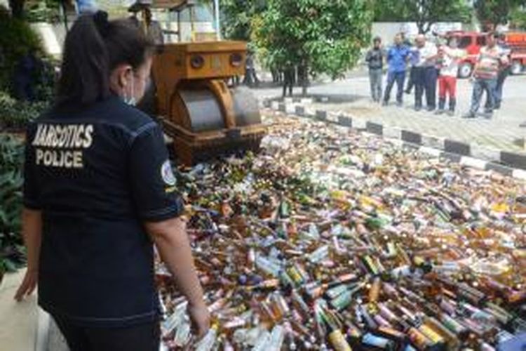 Ribuan botol minuman keras dari berbagai merk dan miras oplosan dalam kemasan jerigen, dimusnahkan jajaran Polres Bogor, Senin (15/12/2014) di Mapolres Bogor. Pemusnahan juga disaksikan oleh jajaran TNI, Kejaksaan, Pemerintah Kabupaten Bogor, serta MUI Kabupaten Bogor. K97-14